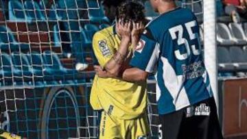 <b>DESOLACIÓN. </b>Abraham Paz se lamenta tras fallar el penalti y Calero intenta consolarle.