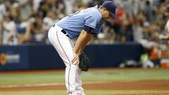 Un desolado Jake Odorizzi no quiere ni ver el paseo por las bases de Starlin Castro tras su home run de la victoria.