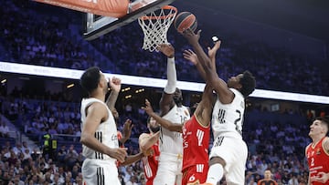 Usman Garuba y Andrés Feliz pelean por un balón. Decisivos ambos.