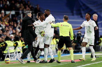 Imanol vio tarjeta amarilla por retener el balón y no dejar sacar de banda al Madrid.