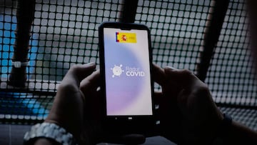 Una persona hace uso desde su tel&eacute;fono m&oacute;vil de la aplicaci&oacute;n m&oacute;vil que desarrolla el Gobierno de rastreo &#039;Radar COVID&#039;, disponible para detectar contactos de positivos de COVID-19, que seg&uacute;n indican &quot;pr&a