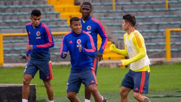 Roger Mart&iacute;nez y James Rodr&iacute;guez durante un entrenamiento de la Selecci&oacute;n Colombia en Bogot&aacute;.