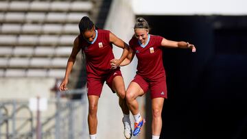 BURDEOS (FRANCIA), 30/07/2024.- Las delanteras de la selección española de fútbol Salma Paralluelo (i) y Athenea del Castillo, durante el entrenamiento celebrado este martes en el Stade Chaban Delmas, en Burdeos, previo al partido que disputarán mañana ante la selección brasileña. EFE/RFEF/Dvid Aliaga SOLO USO EDITORIAL, SOLO DISPONIBLE PARA ILUSTRAR LA NOTICIA QUE ACOMPAÑA (CRÉDITO OBLIGATORIO)