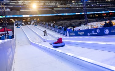 El estadio Santiago Bernabéu acoge la 'Mavidad Bernabeu'. Un envento para toda la familia en el que se puede disfrutar de un buen plan en estas fechas navideñas. En la imagen Los toboganes de ‘La Ladera del Revuelo’.