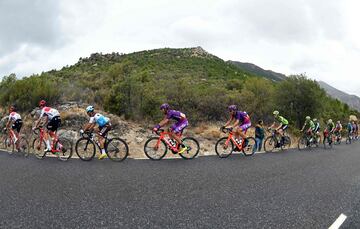 El pelotón en Pedro Bernardo durante la 20ª etapa de la Vuelta España 2019. 