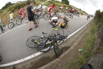 El corredor español del equipo Trek-Segafredo Markel Irizar, y el polaco del equipo Bora Bartosz Huzarski, permanecen en el suelo tras verse implicados en una caída durante la décima etapa de la Vuelta Ciclista a España 2016.