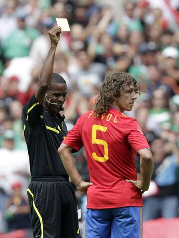 16 tarjetas en total, todas amarillas, en 100 partidos.