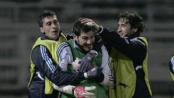 <b>BUEN AMBIENTE. </b>Arbeloa y Raúl bromearon con Casillas durante el entrenamiento de ayer en Lyon.