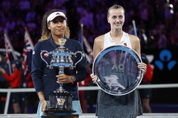 Las participantes de la final del Open de Australia posando ante los medios gráficos con los trofeos. 