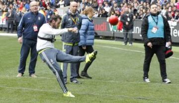 Bale pelotea con un balón de fútbol australiano.