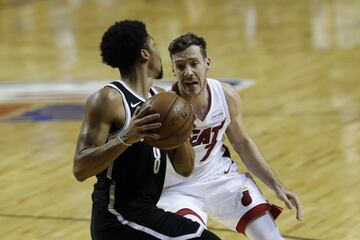 MEX60. CIUDAD DE MÉXICO (MÉXICO), 09/12/2017.- El jugador de los Nets de Brooklyn Spencer Dinwiddie (i), disputa el balón con Goran Dragic (d), de los Heat de Miami hoy, sábado 9 de diciembre de 2017, durante un partido de baloncesto de la NBA, entre los Nets de Brooklin y los Heats de Miami, disputado en la Arena Ciudad de México, (México). EFE/Jorge Nuñez