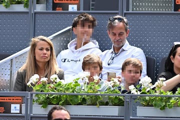 Carla Goyanes y sus hijos durante el partido de Alcaraz. 