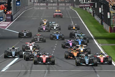 Gran salida del piloto monegasco de Ferrari, Charles Leclerc (en el centro a la izquierda) y de George Russell que empezó y terminó la carrera en la primera posición.