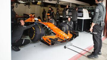 25/04/17 FORMULA 1 FORMULA UNO 
 MCLAREN BOXES MECANICOS 
 PUBLICADA 26/04/17 NA MA37 4COL