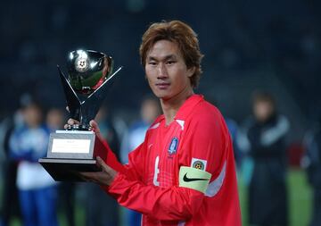 Yoo Sang-chul formó parte de la selección de Corea del Sur que acabó cuarta en el Mundial de 2002 con una actuación que le valió formar parte del once ideal. Jugó en las ligas de Japón y de su país, donde volvió en 2006 para cerrar su carrera en el Ulsan Hyundai a los 35 años. Posteriormente se convirtió en entrenador, pero en noviembre de 2019 interrumpió su trayectoria al serle diagnosticado un cáncer de páncreas.  Durante los siguientes meses concedió entrevistas para explicar su estado de salud. Falleció el pasado 7 de junio a los 49 años en Seúl. 