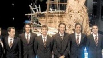 <b>ACTO OFICIAL. </b>El equipo posa al completo en la fiesta del domingo.