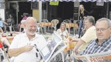 <b>PENDIENTES DEL PARTIDO. </b>Un grupo de noruegos leyendo el AS ayer por la mañana en Alfaz del Pi.