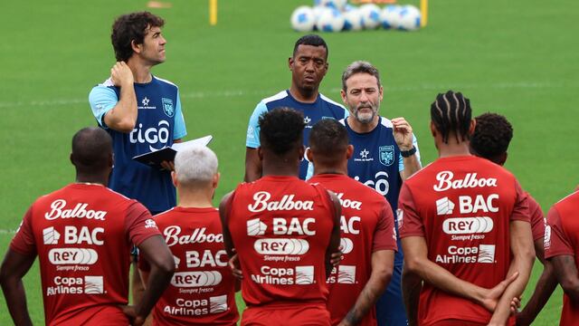 Panama's Danish coach Thomas Christiansen speaks with players during a training session at the Rommel Fernandez Stadium in Panama City on November 16, 2025, ahead of the FIFA World Cup 2026 qualifiers football match against El Salvador on November 18. (Photo by ARIS MARTINEZ / AFP)