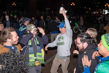 Aficionados de los Seahawks celebran en la ciudad, cerca del Lumen Field, hogar de los Seahawks, el triunfo de su equipo en la final de la Super Bowl LX.