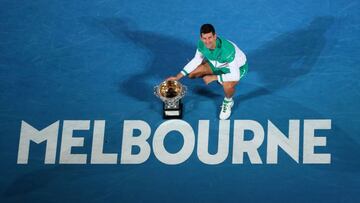 Novak Djokovic posa con el trofeo de campeón del Open de Australia 2021 en el Rod Laver Arena de Melbourne.