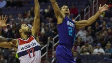 Garrett Temple trata de parar a Brian Roberts.