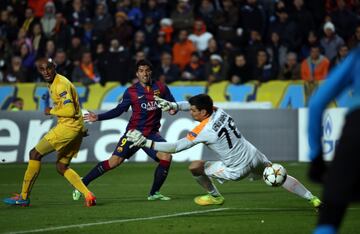 Tardó pero llegó. 1 mes después de debutar con el conjunto blaugrana, Suárez anotó su primer tanto como culé al APOEL en la fase de grupo de Champions League.