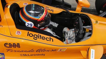 Fernando Alonso sentado en el McLaren Honda Andretti de la Indy 500.