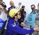 Rossi firma en un cartel que insulta a Márquez