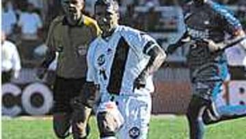 Romario podría volver a jugar junto a Bebeto frente al Boca Juniors en la Copa Mercosur.