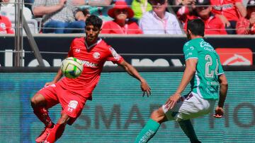 Brian Garcia, del Toluca, trata de eludir al mediocampista del León, Osvaldo Rodriguez, en el partido disputado en el estadio Nemesio Diez