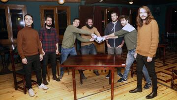 Los componentes de La M.O.D.A. posan para AS en The Irish Corner, un pub irlandés de Madrid.