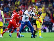 Soccer Football - Liga MX - Club America v Toluca - Estadio Ciudad de Mexico, Mexico City, Mexico - April 18, 2026 Club America's Alex Zendejas and Toluca's Helinho react with line referee REUTERS/Eloisa Sanchez