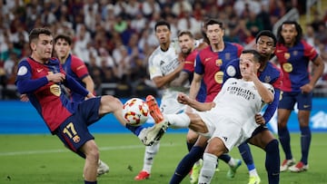 YEDA (ARABIA SAUDÍ), 12/01/2025.- El defensa del Real Madrid Lucas Vázquez (d) pelea un balón con el centrocampista del Barcelona Marc Casadó durante el partido de la final de la Supercopa de España de fútbol entre el Real Madrid y el FC Barcelona, este domingo en Yeda, Arabia Saudí. EFE/ Alberto Estévez