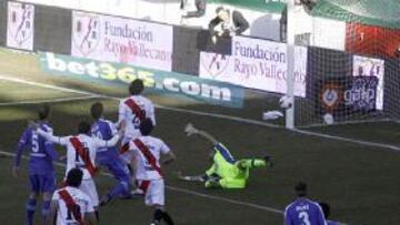 El Rayo gana con polémica