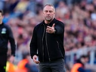 BARCELONA, 22/02/2026.- El entrenador del FC Barcelona, Hansi Flick, durante el partido de la jornada 25 de LaLiga EA Sports que FC Barcelona y el Levante UD disputan este domingo en el Spotify Camp Nou de Barcelona. EFE/ Alejandro García