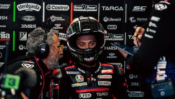 Marco Bezzecchi en el box de Aprilia de MotoGP.