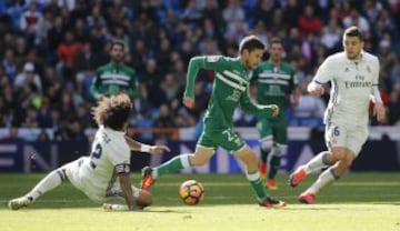 Omar trata de controlar el balón ante Marcelo y Kovacic.