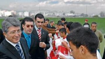 <b>VÍNCULO. </b>El presidente saluda a los niños del Atlético Tetúan. Las gestas de Ben Barek han hecho que el Atlético sea muy famoso allí.