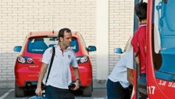 <b>CAMBIO DE PLAN. </b>El Athletic tenía previsto volar esta mañana a Madrid para de allí tomar un vuelo hacia Cuenca, pero el accidente de la T-4 provocó un cambio de planes y el equipo se fue hacia la ciudad encantada ayer tarde por carretera.