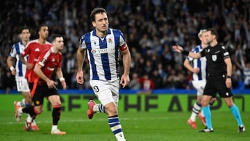 Real Sociedad's Spanish midfielder #10 Mikel Oiarzabal (C) celebrates converting a penalty to score his team's first goal during the UEFA Europa League Round of 16 first let football match between Real Sociedad and Manchester United at Anoeta Stadium in San Sebastian on March 6, 2025. (Photo by ANDER GILLENEA / AFP)