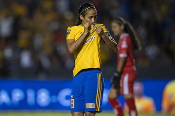 El Clásico Regio entre las Felinas de Tigres y las Rayadas de Monterrey regaló un emocionante empate a 2, con remontada, penal incluido y marca de asistencia con más de 37,500 asistentes.