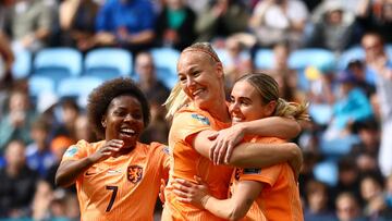 Soccer Football - FIFA Women’s World Cup Australia and New Zealand 2023 - Round of 16 - Netherlands v South Africa - Sydney Football Stadium, Sydney, Australia - August 6, 2023 Netherlands' Jill Roord celebrates scoring their first goal with Stefanie van der Gragt and teammates REUTERS/Carl Recine