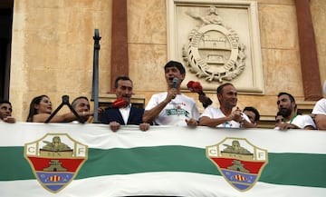 Los jugadores del Elche celebraron con la ciudad su vuelta a la categoría de plata.