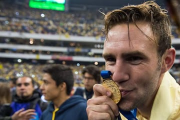 Miguel Layún besa la medalla de campeón en 2014.