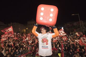 Marc Márquez celebra su sexto mundial con sus vecinos de Cervera.