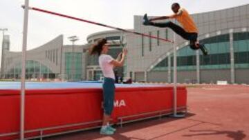 ESPECT&Aacute;CULO. Mutaz Essa Barshim durante un entrenamiento. 
 