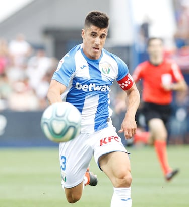 Otro de los héroes del ascenso a Primera, comenzó jugando con el 2, pero tras subir a Primera, decidió cambiarse el dorsal porque, decía, le trajo mala suerte en su debut como pepinero. Por eso escogió el 3 y, desde que se hizo con el dorsal, se ha convertido en un fijo en los planes de todos sus entrenadores. Un defensa que se deja la piel por su equipo y que ya acumula 119 partidos con el Lega, los mismos que Rubén Pérez. Sólo Eraso (163) lo supera en la actual plantilla pepinera. 