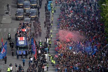 Los parisinos celebran por todo lo alto la Champions del PSG. Cientos de personas esperan el autobús de su equipo para festejar con ellos su primera Champions League.