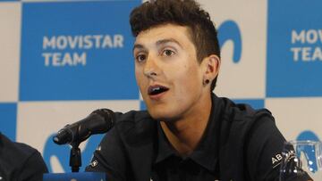 AME2064. RIONEGRO (COLOMBIA), 11/02/2019.- El ciclista español Marc Soler (d) del equipo Movistar habla en una rueda de prensa este lunes, en Rionegro (Colombia). El equipo Movistar competirá en el Tour Colombia 2.1 del 12 al 17 de febrero. EFE/Luis Eduardo Noriega A.