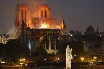 Devastador incendio de la catedral de Notre Dame, uno de los monumentos m¨¢s emblem¨¢ticos de Par¨ªs.
